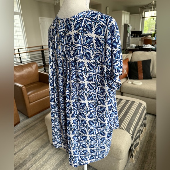 LOFT Blue and White Tile Print Short Sleeve blouse - Picture 10 of 11